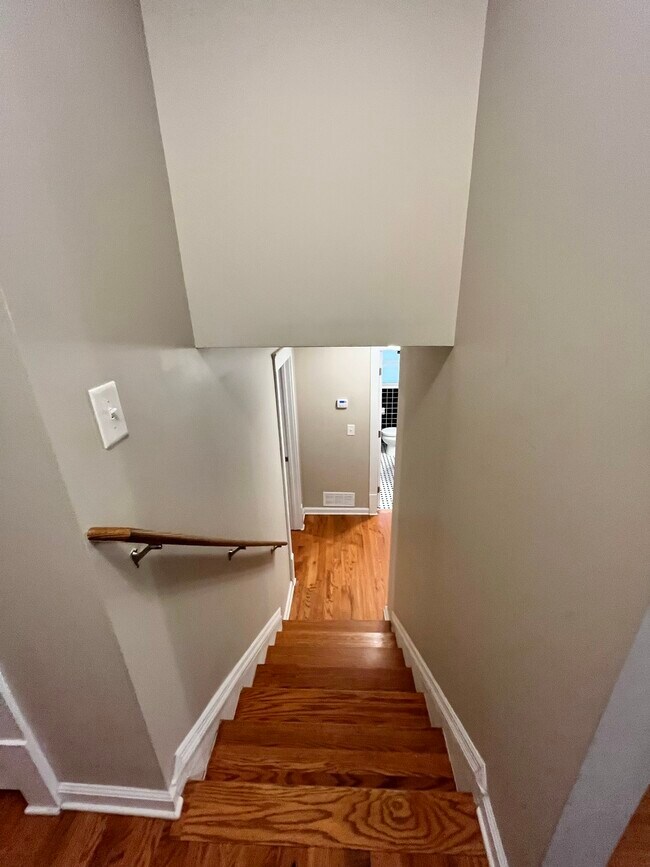 Building Photo - 3823 Kingswood Dr