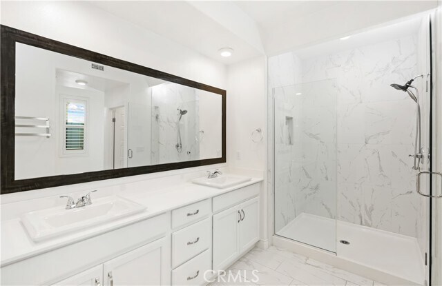 Building Photo - 148 Spectacle