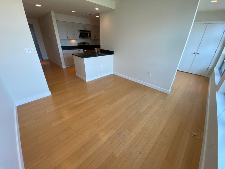 Building Photo - 591 Albany St