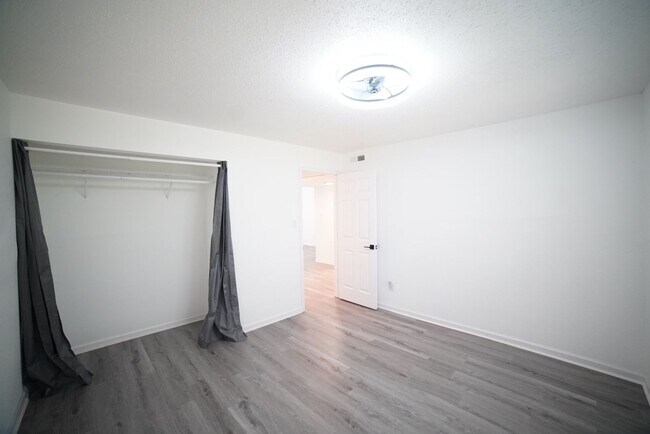 Building Photo - BEAUTIFULLY UPDATED 2 Bed / 1 Bath Condo o...