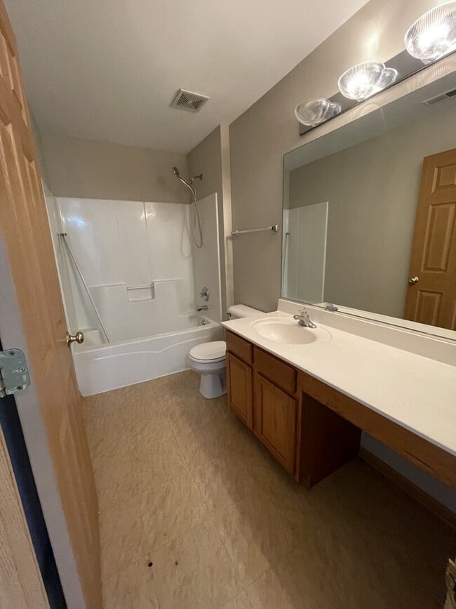 Building Photo - 160 Concord Dr S