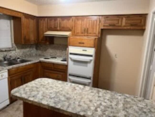 Building Photo - 121 Wildwood Dr