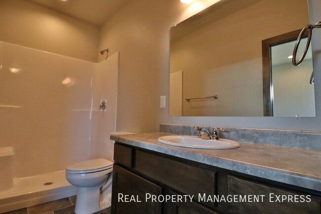 Building Photo - Beautiful 4 bedroom home with fenced in backyard!