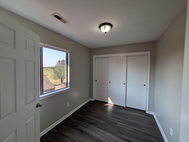 Building Photo - Spacious 2 Bed 1 Bath Condo in Aurora! Ava...
