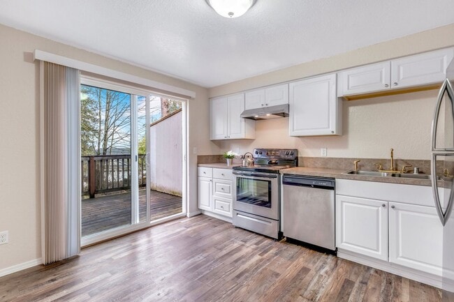 Building Photo - Spacious Townhome Duplex with Large fenced...