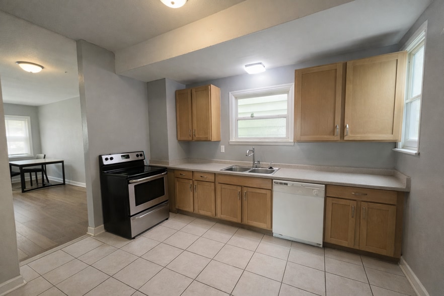 Building Photo - 1709 N Astor St