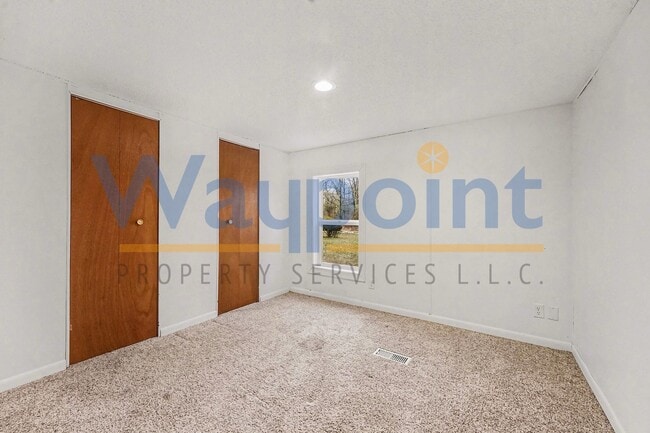 Building Photo - 4639 N Vickeryville Rd