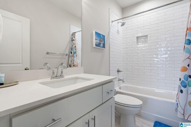 Building Photo - 829 21st Ave E