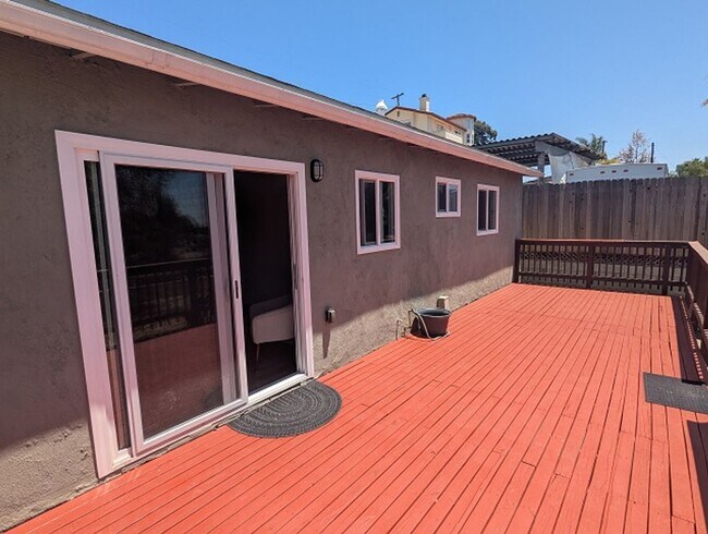 Building Photo - 3 Bedroom - 1 Bath House in San Diego