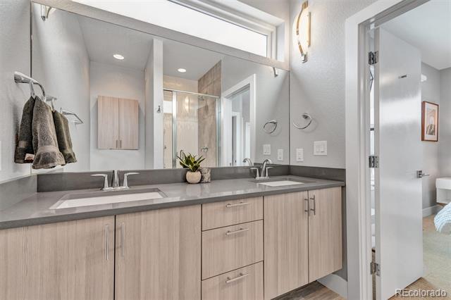 Building Photo - 556 Madison St