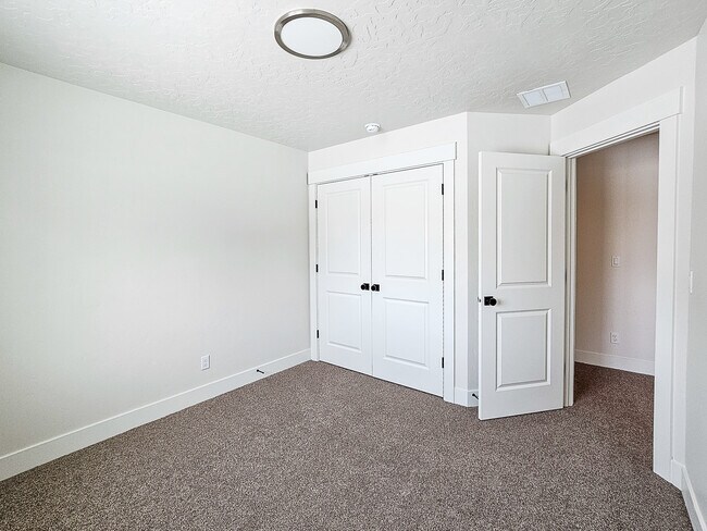 Building Photo - 203 Elm St