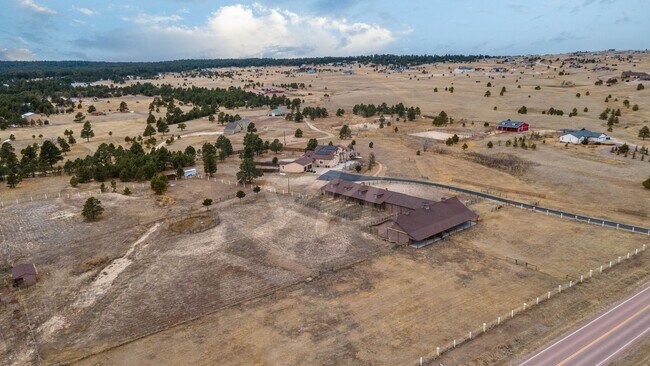 Building Photo - Country Living on 13.5 Acres