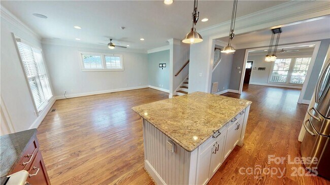 Building Photo - 2213 Roslyn Ave