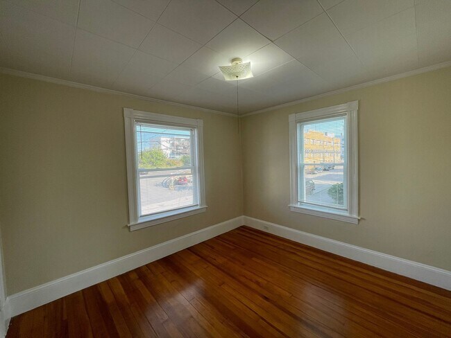 Building Photo - 68 Laval St