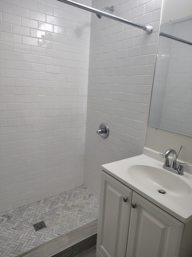 Building Photo - ?? Your Dream Home Awaits! Spacious 4-Bedroom Home