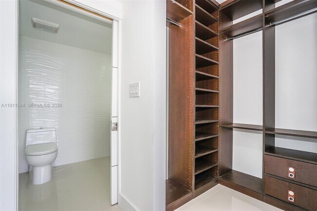 Building Photo - 7601 E Treasure Dr