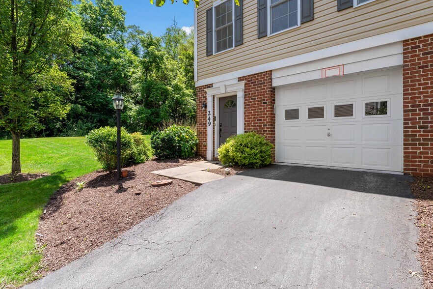 Building Photo - 249 Persimmon Ln