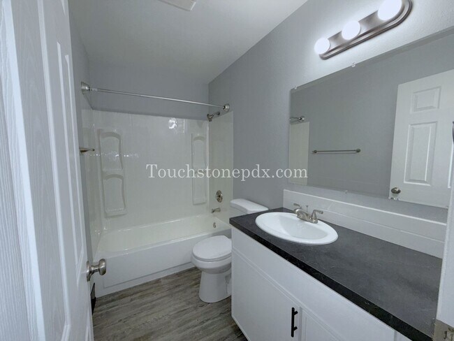 Building Photo - Modern 2-bedroom Apartment in Skylark Apartments