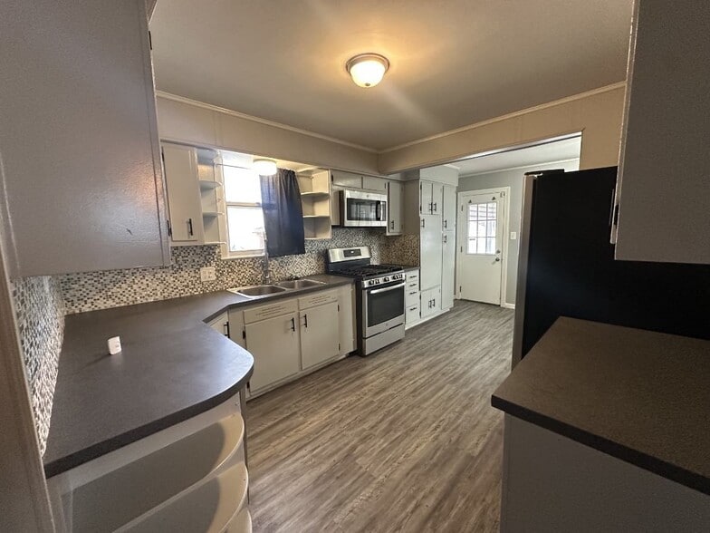 Building Photo - 610 Salisbury Rd