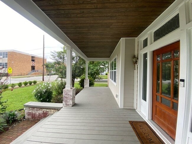 Building Photo - Georgous 5 bedroom 2.5 bath home in Downto...