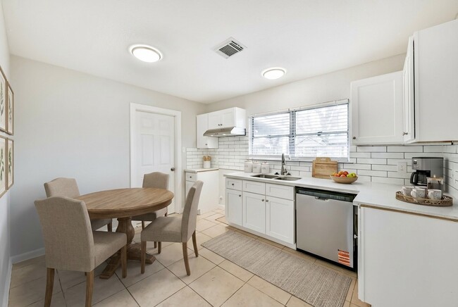 Building Photo - 5855 Beldart St