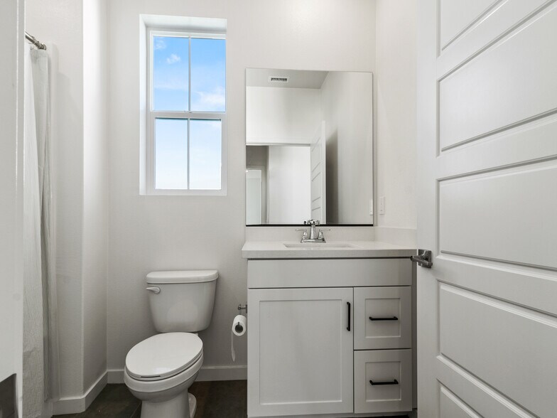 Guest bath 1 - 1191 Grassland Rd