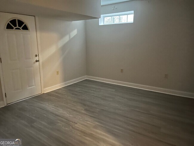 Building Photo - 1560 Pin Oak Ln SE