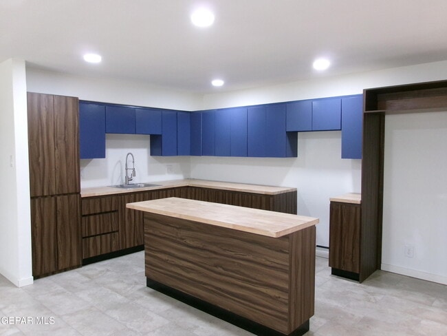 Building Photo - 6253 Dew Dr
