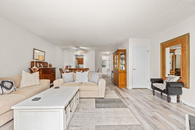 Building Photo - 702 Somerset Knoll