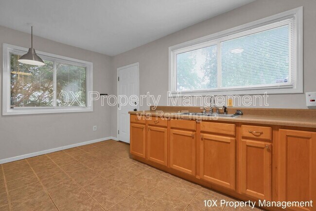 Building Photo - 454 E Tompkins St