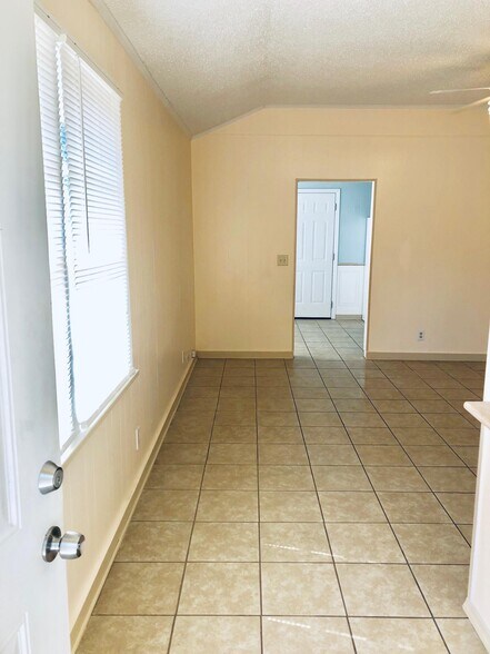 Building Photo - 714 Spring St