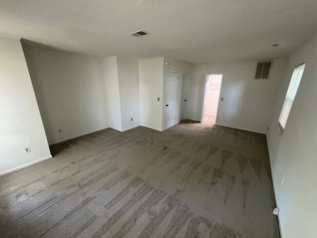 Building Photo - 2319 Oak Leigh Dr