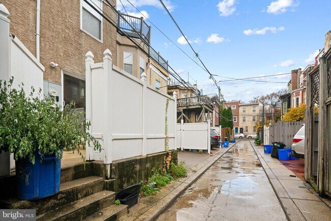 Building Photo - 2339 Catharine St