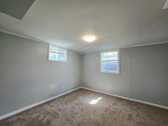 Building Photo - 725 1/2-641 1/2 Broadwater Ave