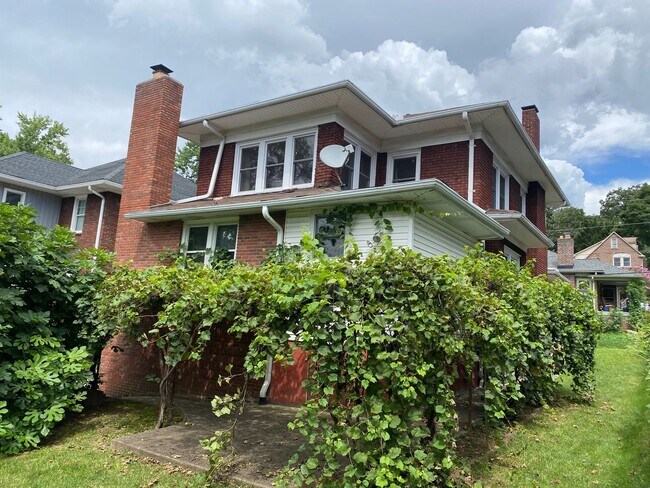 Building Photo - North Asheville - Renovated 1020's Charmer!