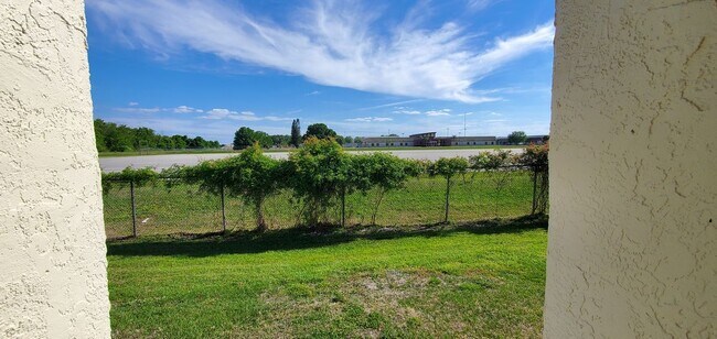 Building Photo - 2370 Harbor Town Dr