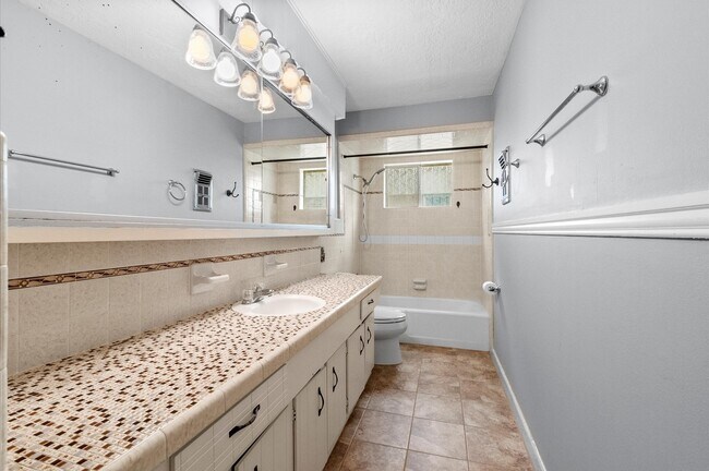 Building Photo - 5017 Oak Ct