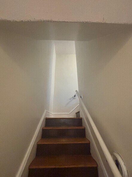 Building Photo - 5054 Winona Ave