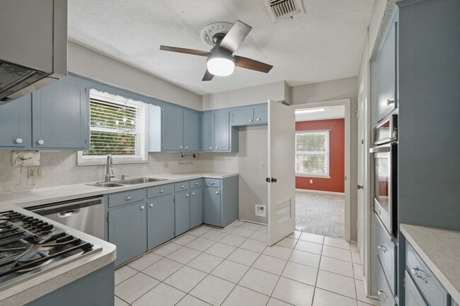 Building Photo - 2607 Brom-Bones Dr