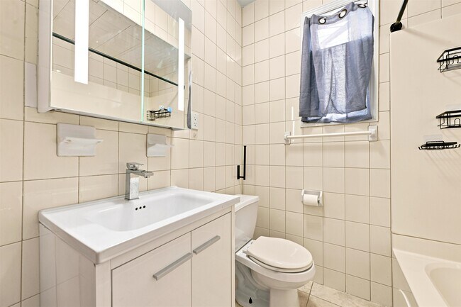 Building Photo - 164 W 31st St