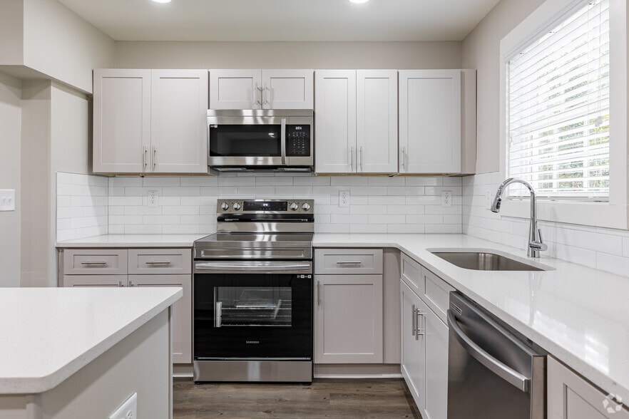 3BR, 2.5BA - 1,147SF - Crystal at Riverdale