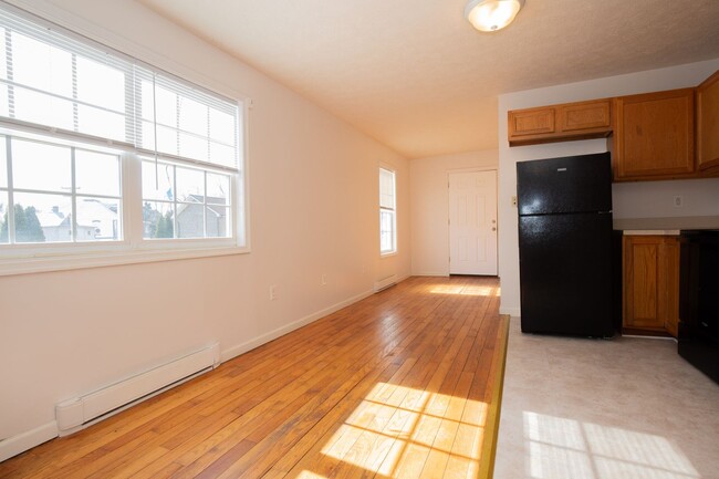 Building Photo - 3 bedroom, 1 full/1 half bath, Duplex in C...