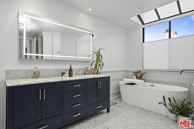 Building Photo - 2237 Century Hill