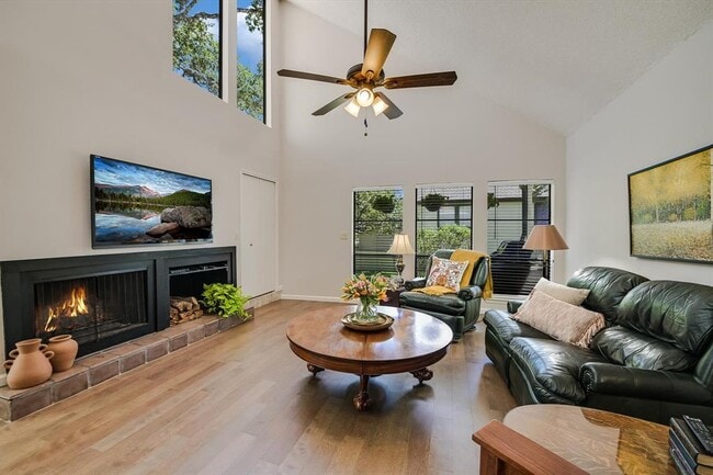 Building Photo - 15 Casa Verde St