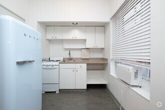 Building Photo - Cool & Chic Downtown Flat with A/C Comfort!