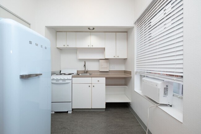 Primary Photo - Cool & Chic Downtown Flat with A/C Comfort!