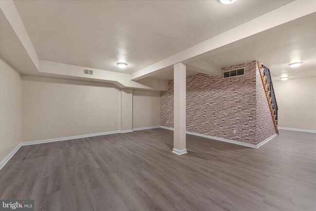 Building Photo - 5052 Cliffhaven Dr