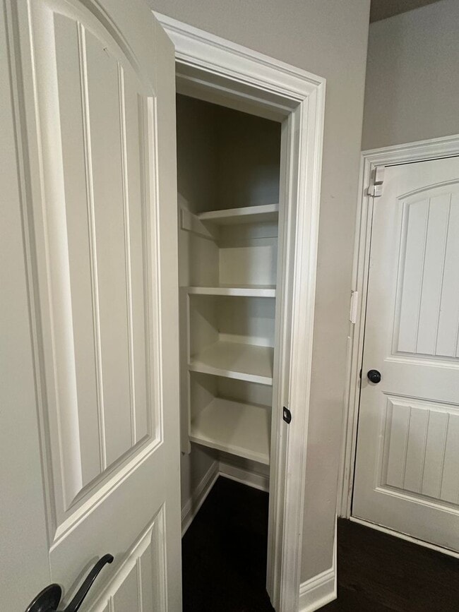 Building Photo - $2000 Move-In-Special