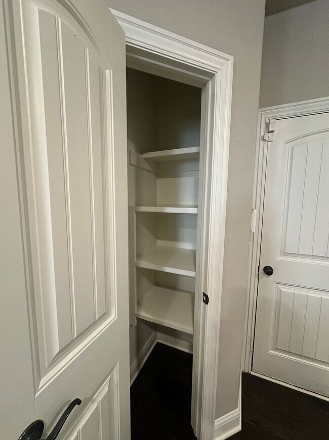 Building Photo - 5322 La Belle Town House