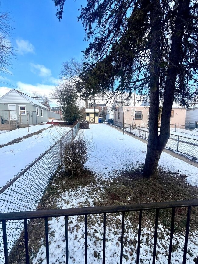 Building Photo - Spacious 4 Bedroom Home Available Now!